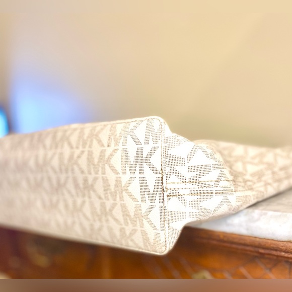 MICHAEL KORS Limited Edition Hearts Jet Set Travel Carryall Tote - Picture 4 of 15